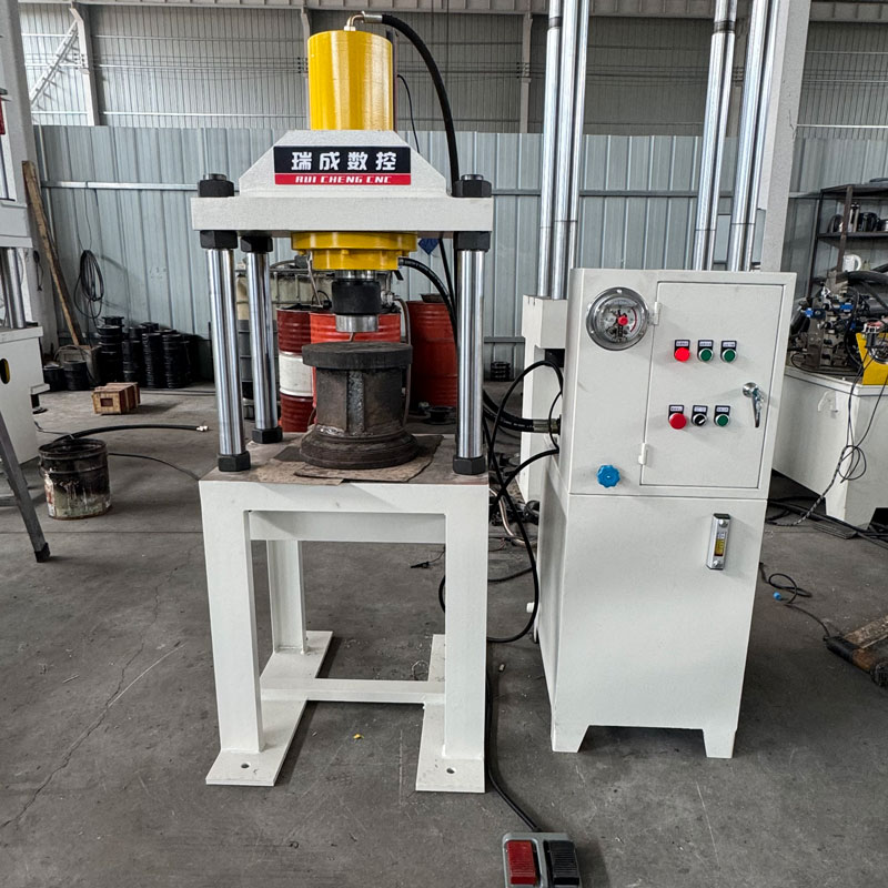 50T四柱兩梁液壓機(jī)，占地面積小，操作更方便